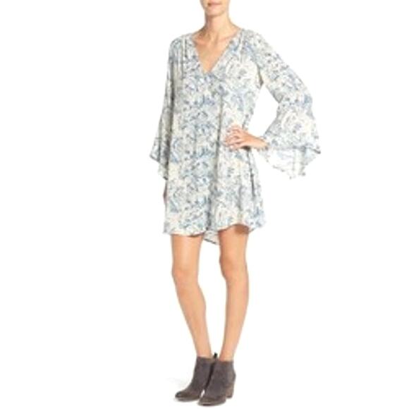 Lush Cream and Blue Floral‎ Whitney Bell Sleeve Woven Shift Mini Dress Size M - Picture 1 of 10